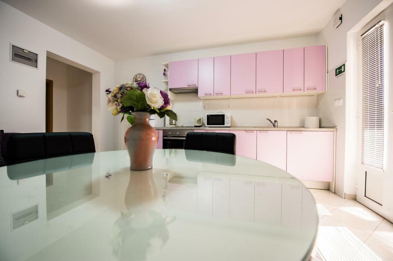 Apartmani Mila โปดสตรานา ภายนอก รูปภาพ